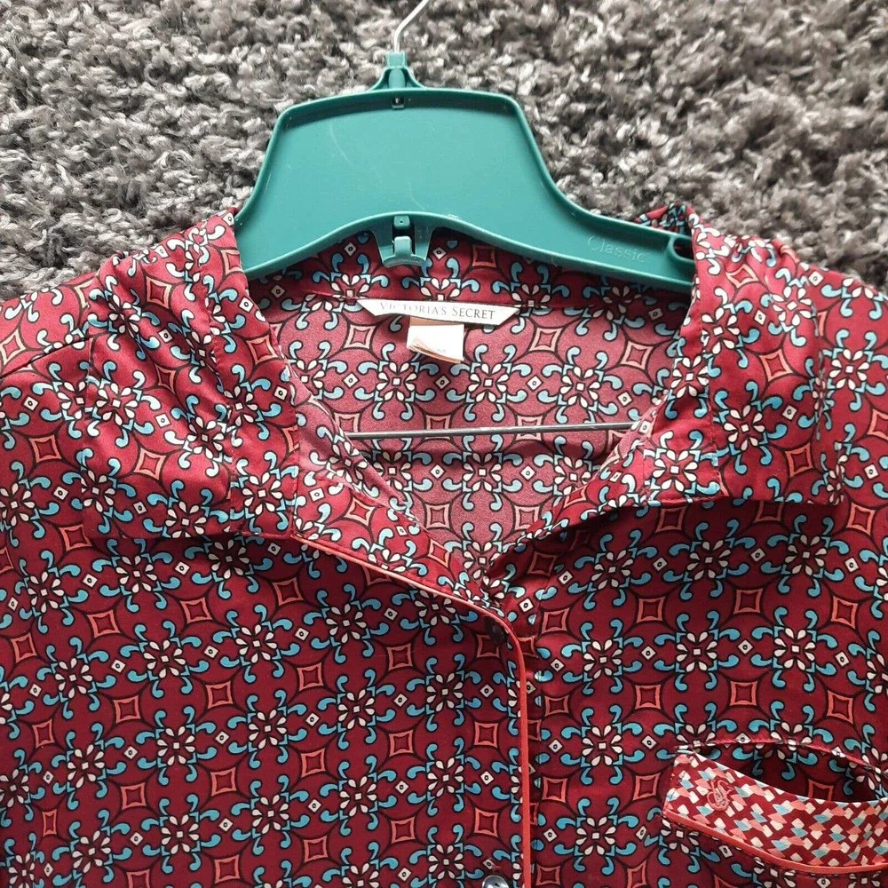 Victoria Secret Sleep Shirt Women Medium Red‎ Busy Batik Satin Sleepwear Bedtime